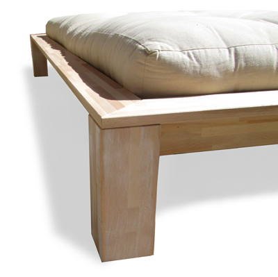 Dettaglio piedi in legno letto Dolly di Cinius