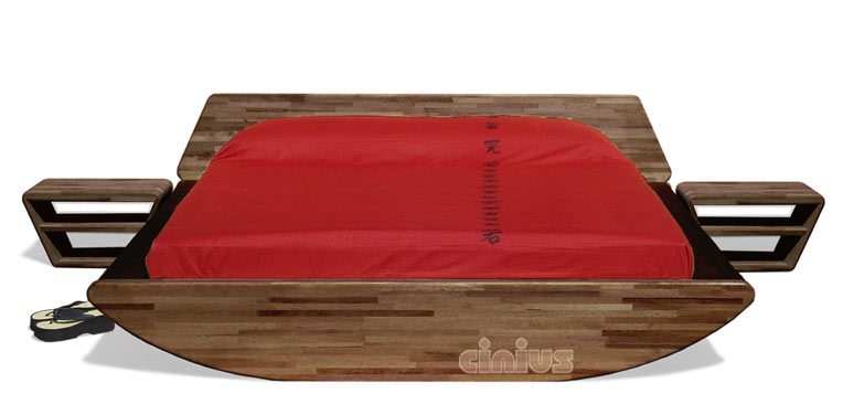 Cinius ::: Letto ONDA, in legno massello lamellare di faggio, tutto ad incastro senza parti metalliche (Magnetic Free). Per il serraggio vengono utilizzati dadi e viti interamente fatti in legno, La testata e parte integrante del letto