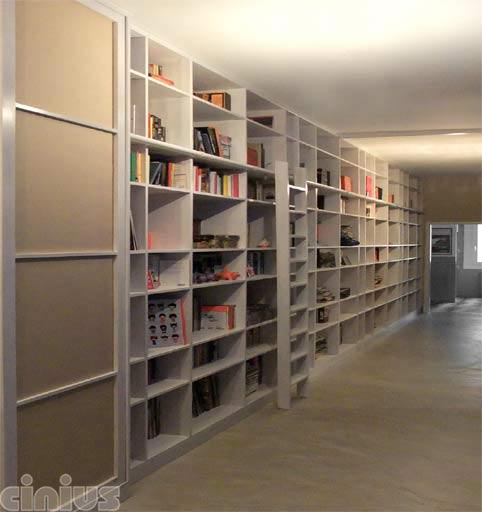 Libreria YUKI, in legno massello, faggio massello lamellare. Su misura al millimetro, scala inclinabile in legno massello.