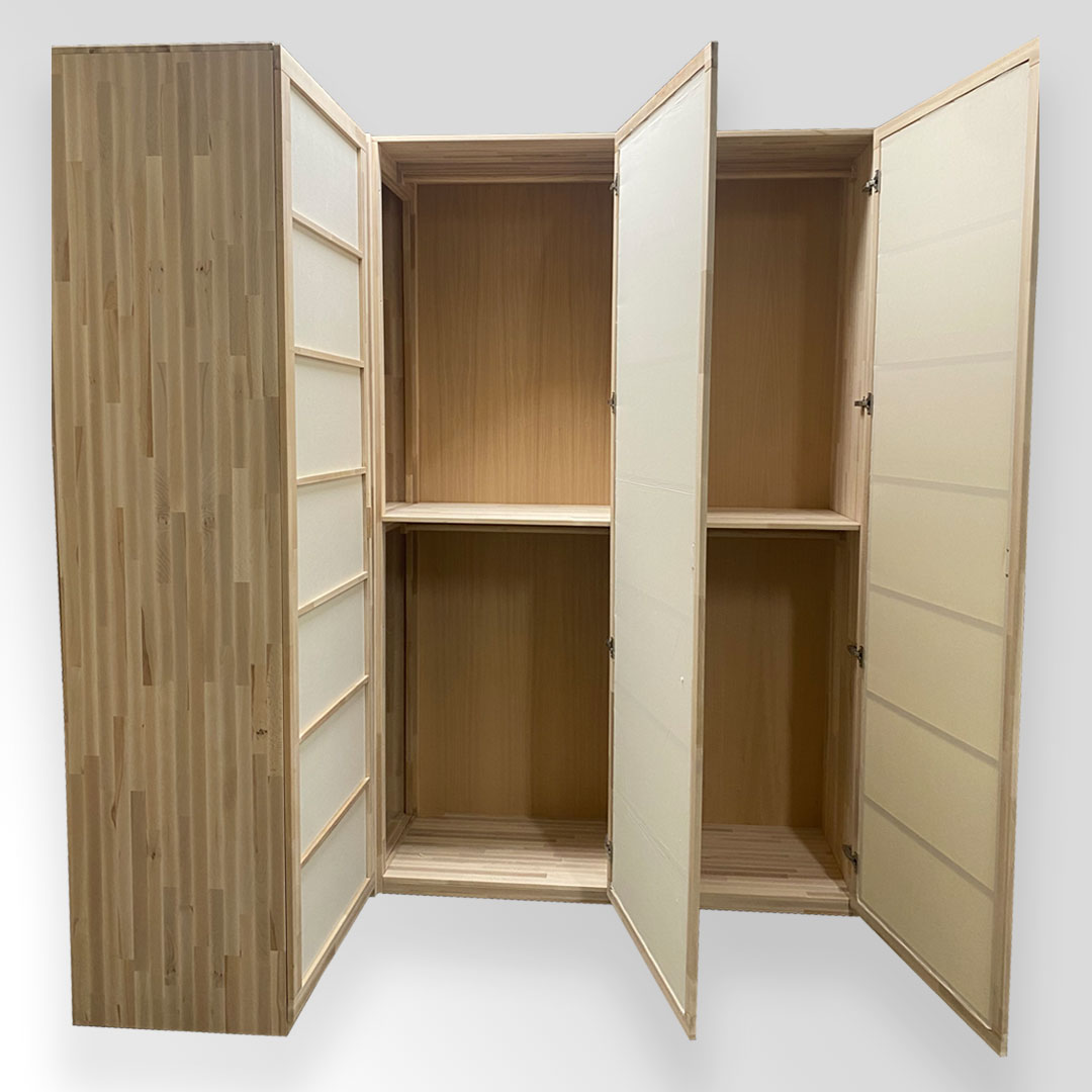 Les armoires Cinius en hêtre massif sont très fonctionelles. Les armoires d’angle sont des structures avec des portes battantes solide et fiables.