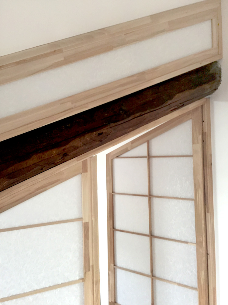 sottotetto con pareti shoji in legno